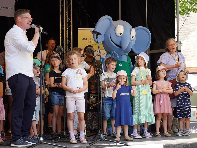 Auftritt der Kirche Kunterbunt beim Begegnungsfestival 2026